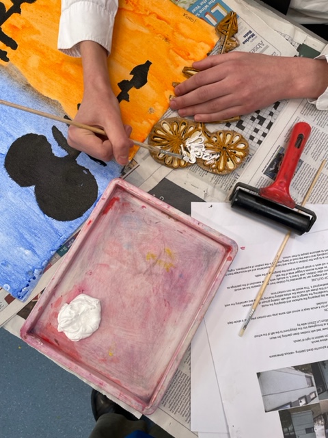 stigsarts's tweet photo. A great few days of printing workshops with our guest artist Kally! Year 8, 10 &amp; 11 got stuck into lino printing, screen printing and string printing too! 🎨🖼️ @St_Ignatius https://t.co/oGBwnlZaEo
