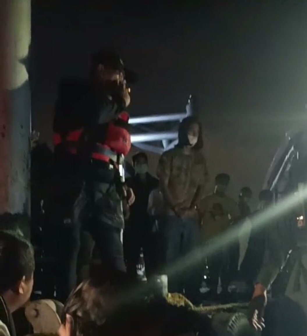 แตงโมที่โหยหาความรักดีๆมาตลอดอะ จนตอนนี้เจาเจอรักที่ดีมากๆ คนที่รักเขามากๆ แต่ทำไมโชคชะตาเล่นตลกกับเขาแบบนี้ ไม่เข้าใจ โคตรสงสาร พี่เบิร์ดดูเรียบร้อยอ่อนน้อมมาก ดูเกรงใจทุกคนไปหมด แง่งงสงสาร☹️
#แตงโม