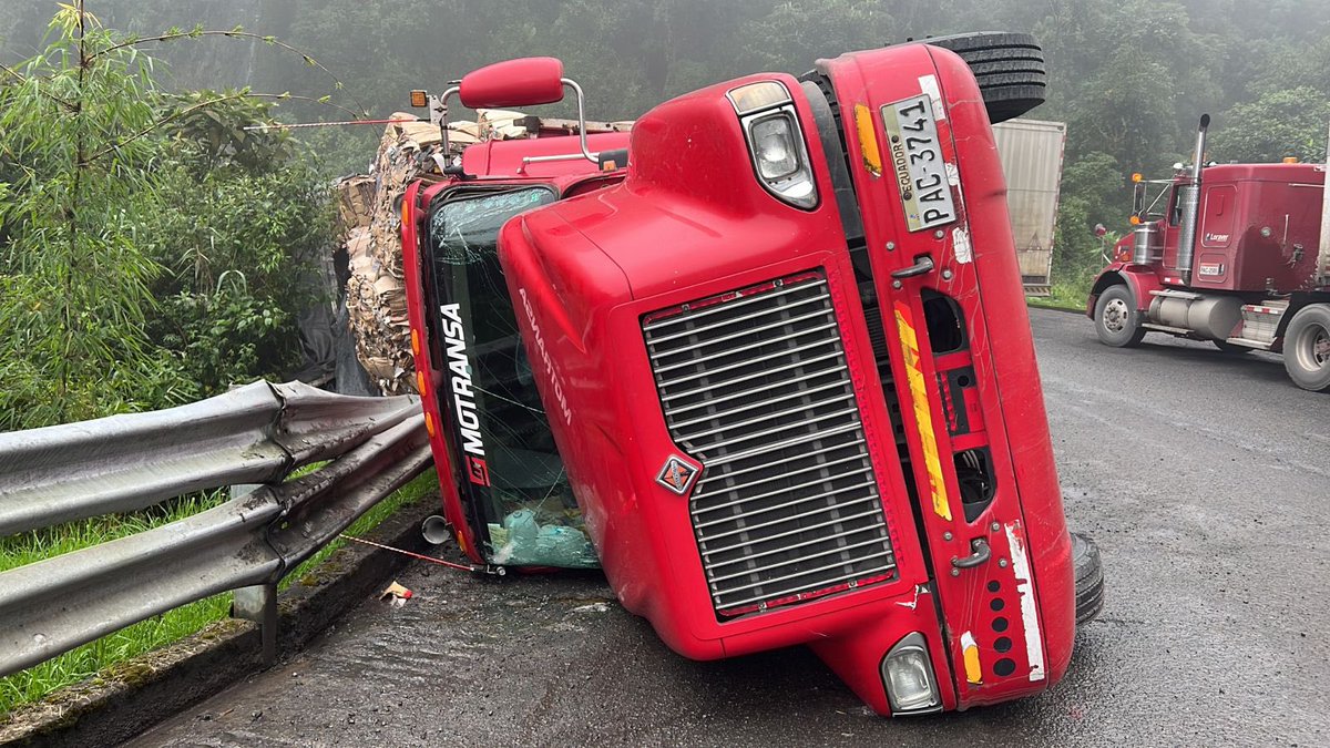 ECU911Quito's tweet photo. #ECU911Reporta | La @CTEcuador que se encuentra en la #SalaOperativaECU911 #Mejía reporta el volcamiento de un trailer en el sentido Alóag - Santo Domingo en el km 27. Al momento, existe carga vehicular media y se realiza contraflujo.

▶️ No hay personas heridas. 
📸 @CTEcuador https://t.co/SHZuQwpZKN