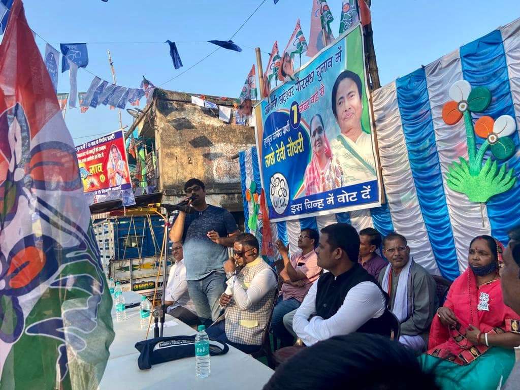 DrManavJ's tweet photo. Campaigning pics from #Bhadreshwar Ward 7 for upcoming #MunicipalElection2022 an overwhelming support for #TMC #VoteForTMC
#VoteForDidi
Win is inevitable ✊🇮🇳 https://t.co/FrGuofoQTa
