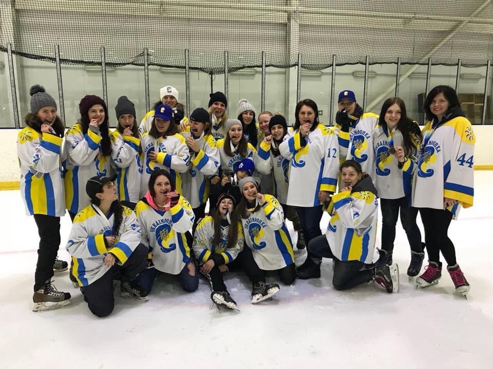 Sheri_Hudspeth's tweet photo. 2 nights ago HC Ukrainochka Womens Hockey Team was in the locker room goofing around in the Kyiv arena safely. 

Today the team group chat topic is where they will flee too between shellings. @cnnbrk @TheAthletic #Kyiv #Ukraine 🇺🇦🙏 https://t.co/17RSRKF9Ed