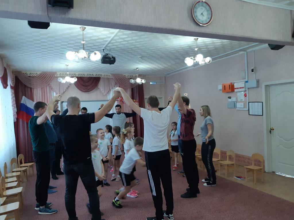 В детском саду «Солнышко» проведены празднично-спортивные мероприятия посвящённые «Дню Защитника Отечества», в которых приняли участие папы, старшие братья и дедушки наших воспитанников.
Поздравляем всех защитников и желаем мира и добра!