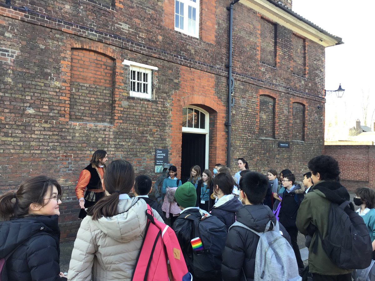 SPFHistory's tweet photo. Hampton Court Palace in the sun! What a fabulous way to spend the day with a super bunch of students. ⁦@SPFHistory⁩ ⁦@SPFSeniors⁩ https://t.co/0YOjUp8UaF