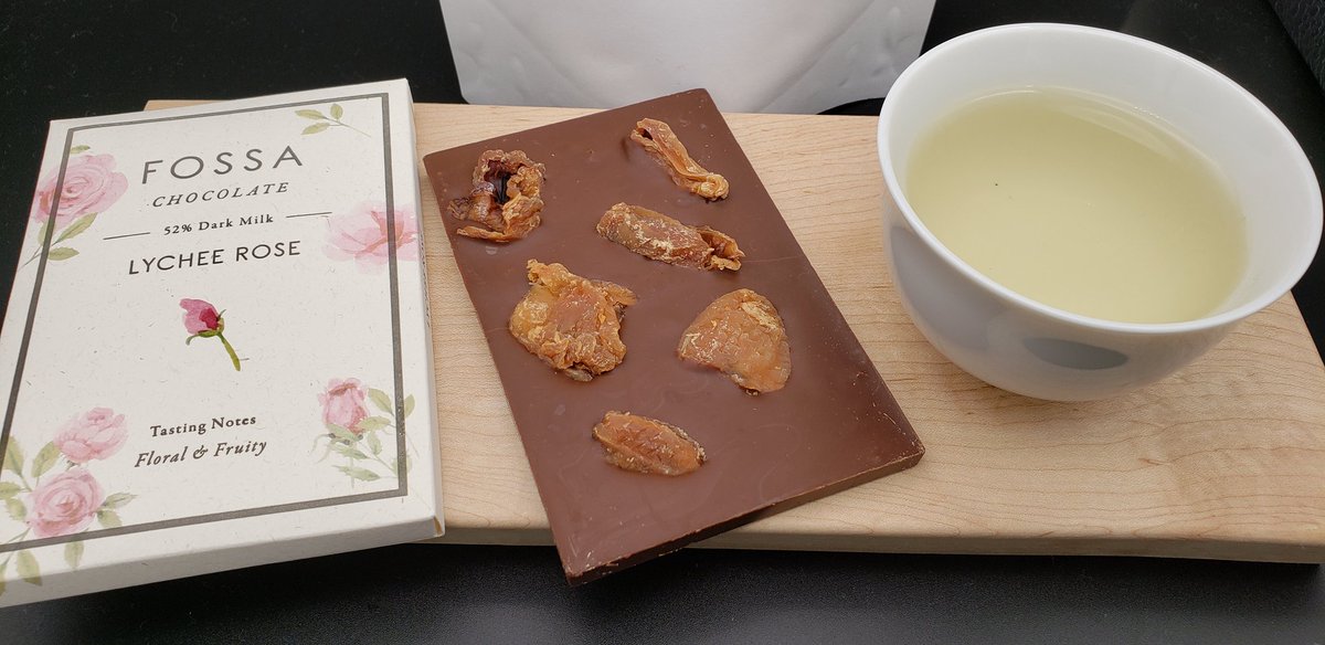 Tea12082's tweet image. ○お茶
T&apos;sTea 碧潭飄雪
･フォッサチョコレート
 ライチローズダークミルクチョコは香りが強くなくジャスミンの香り、緑茶の風味邪魔しません。むしろ、両方と輪郭がよく出ます。緑茶ベースはチョコに負けそうですが、意外に共存性高くてびっくり
#トモエサヴール 
 #チョコレート 
#fossachocolate
