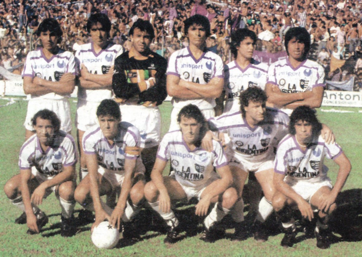 VillaDalmine's tweet photo. #HistoriaDálmine ⭐ | ¡En el año 89 me reía! 🤭

Hace exactamente 33 años, Villa Dálmine obtenía el primer ascenso de su historia al Nacional B. 
Dos fechas después, coronó este título ganando el clásico que significó el descenso del rival de toda la vida.

#VamosViola 🟣 https://t.co/3D8cQKc98q