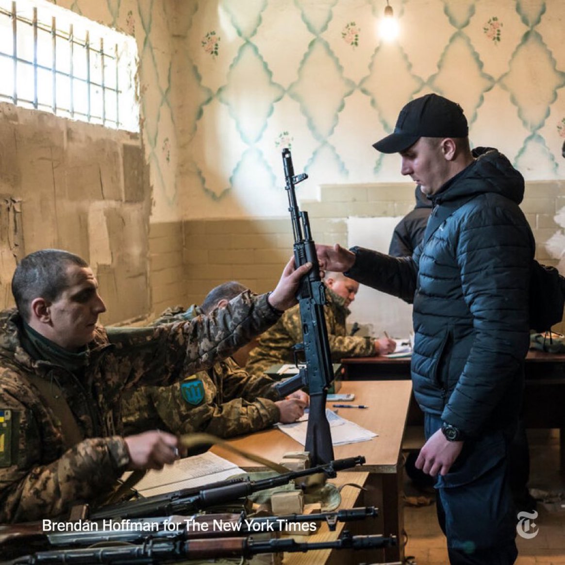 🇺🇦🇷🇺 | GUERRA UCRANIA-RUSIA: Los voluntarios hicieron fila para recibir sus armas el viernes después del anuncio del gobierno ucraniano de que armaría a los civiles para resistir la invasión rusa. Una vez armados, se pusieron a cubierto mientras los jets volaban sobre sus cabezas