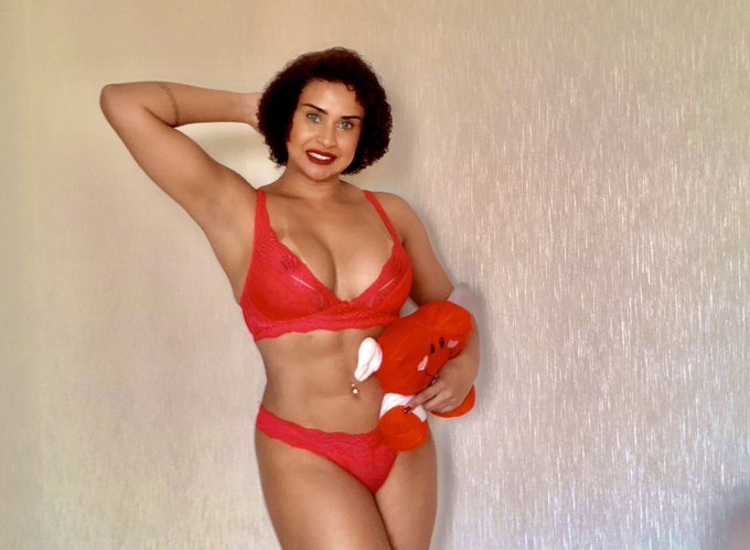 Ainda no clima de Valentine&rsquo;s Day, mas em poucas semanas, a foto j&aacute; se tornou antiga, pois estou de visual<a href="/tag/fridayfeeling"class="tags"><span>#fridayfeeling</span></a><a href="/tag/valentinesday"class="tags"><span>#valentinesday</span></a><a href="/tag/onlyfansinbio"class="tags"><span>#onlyfansinbio</span></a><a href="/tag/nastgirlsnotestosterona"class="tags"><span>#nastgirlsnotestosterona</span></a>