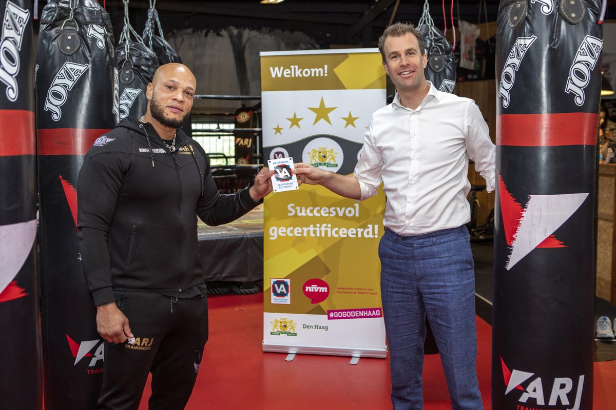 WEER KEURMERK VOOR HAAGSE VECHTSPORT CLUB
Uit handen van wethouder Sport <a href="/bredemeijer/">Hilbert Bredemeijer</a> ontving ARJ Trainingen deze week het VA Keurmerk. De club maakt deel uit van het certificeringstraject van de gemeente Den Haag: bit.ly/3vdKlTV