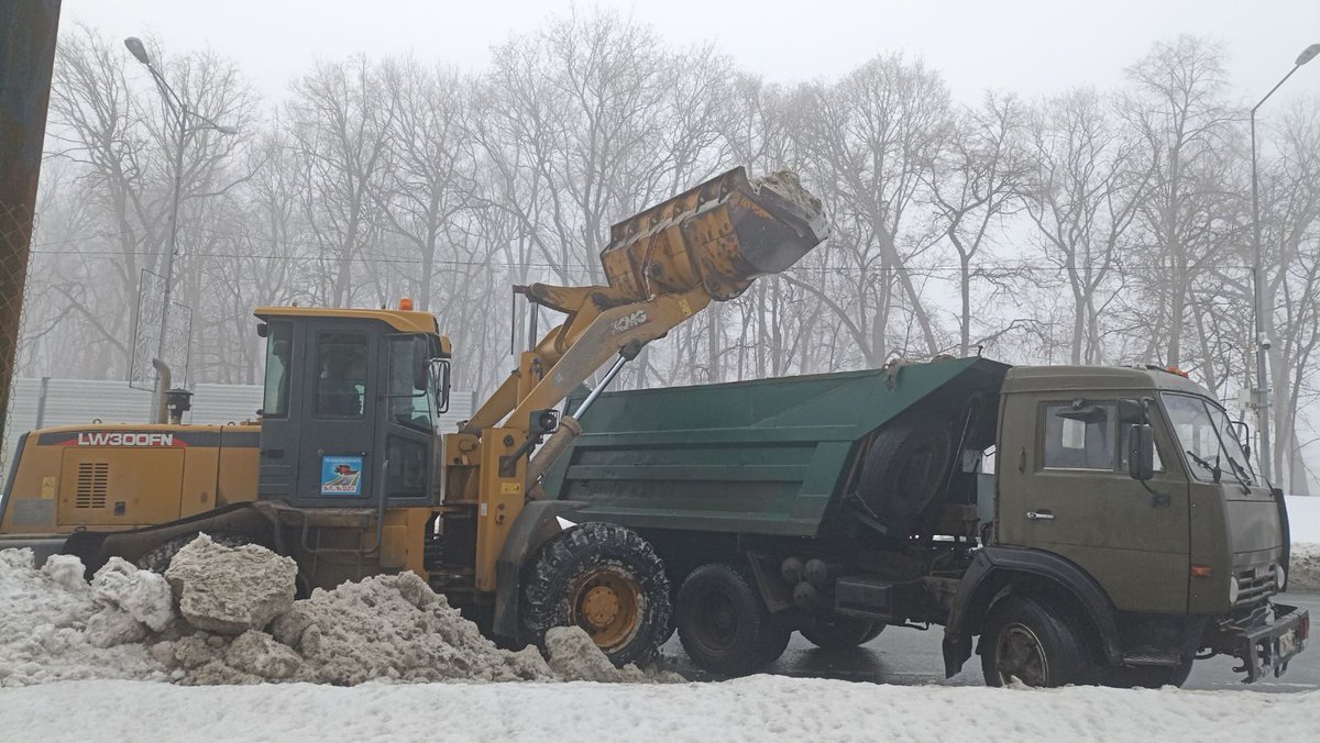 Расчистка прилотковой части с вывозом снега по Волжскому шоссе