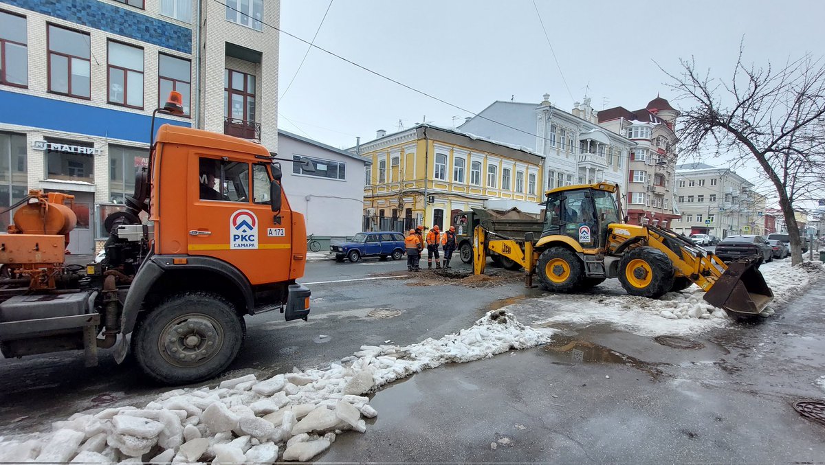 РКС проводит ремонтные работы по ул. Молодогвардейская. <a href="/rradyukov/">Роман Радюков</a> <a href="/AdmSamRna/">Администрация Самарского внутригородского района</a>