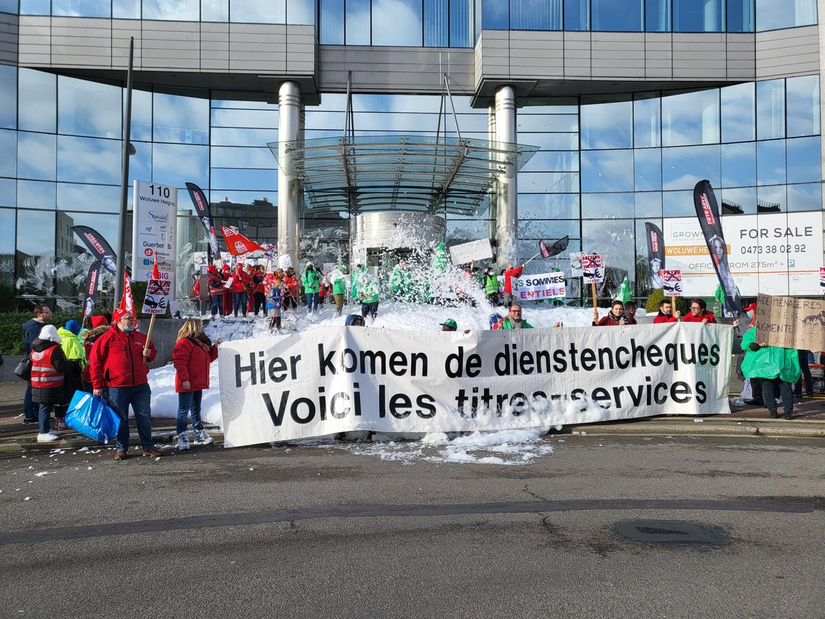 FGTB_CG's tweet photo. #Manpower = 18 millions € pour les actionnaires, 5€ pour la noël des aides-ménagères #titresservices. Les employeurs #federgon refusent toujours un accord digne dans le secteur. Les travailleuses méritent du #respect et un #salairedécent ! @Dupanloupseba
https://t.co/Jn2z2jHdRH https://t.co/2jlAGO7EYd