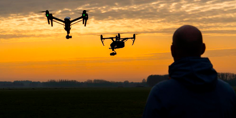 Treinen zonder machinist, zelfrijdende auto’s en schipperloze schepen: autonoom vervoer klinkt soms als een ver-van-je-bedshow, maar het is dichterbij dan je denkt. Op alle modaliteiten wordt er in het Noorden volop geëxperimenteerd met autonome techniek noordz.nl/2022/02/25/aut…