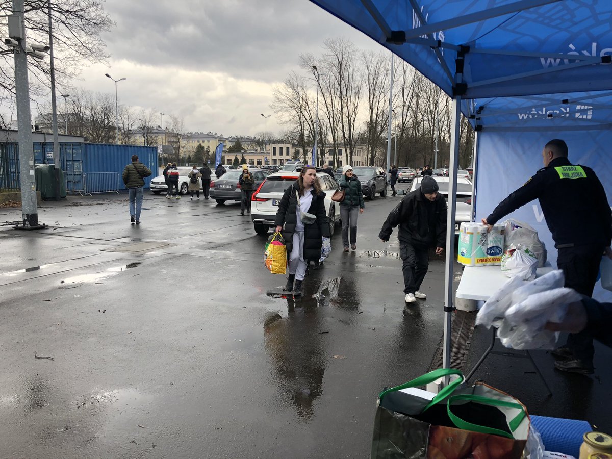 krakow_pl's tweet photo. #Krakow Rozpoczęliśmy zbiórkę dla Lwowa, o którą poprosił mer tego miasta. Jesteśmy  na Stadionie Miejskim im. Henryka Reymana. Dary można przywozić codziennie, od godz. 12.00 do godz. 20.00. Wjazd i wejście od strony ul. Reymonta@#Ukraina #UkraineConflict https://t.co/mskJlBI8tP