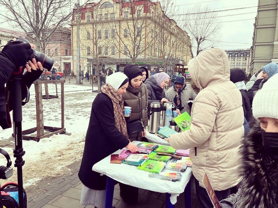 WorldHijabDay's tweet photo. This is how #WorldHijabDay was commemorated in Kyiv, Ukraine, to dispel myths about Islam, particularly the hijab. This event was organized by Maryam NGO in collaboration with Mercy for Humanity.

May Allah protect #Ukraine. Ameen! 🤲🏻

📷: IG/maryam.kyiv https://t.co/3hU0WjFSsD