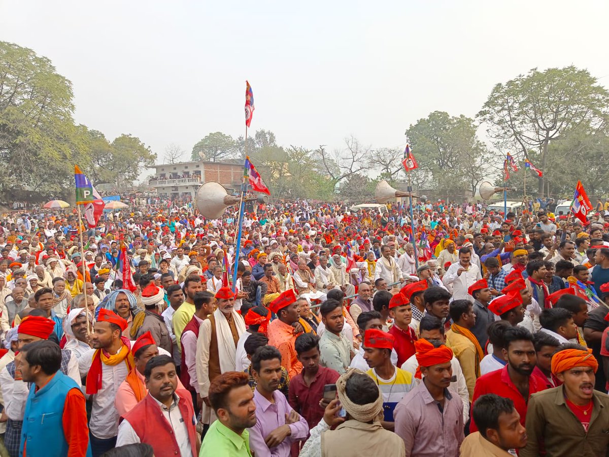 VIPUttarPradesh's tweet photo. बलिया जनपद के बैरिया विधानसभा में वीआईपी पार्टी के प्रत्याशी श्री सुरेंद्र नाथ सिंह जी के समर्थन में उमड़ा जन सैलाब।

उत्तर प्रदेश के जनता ने ठाना है, इस बार वीआईपी पार्टी को लाना है।
#UttarPradeshElections2022 https://t.co/DC9S0z4PeH https://t.co/IMUl8aaBrG