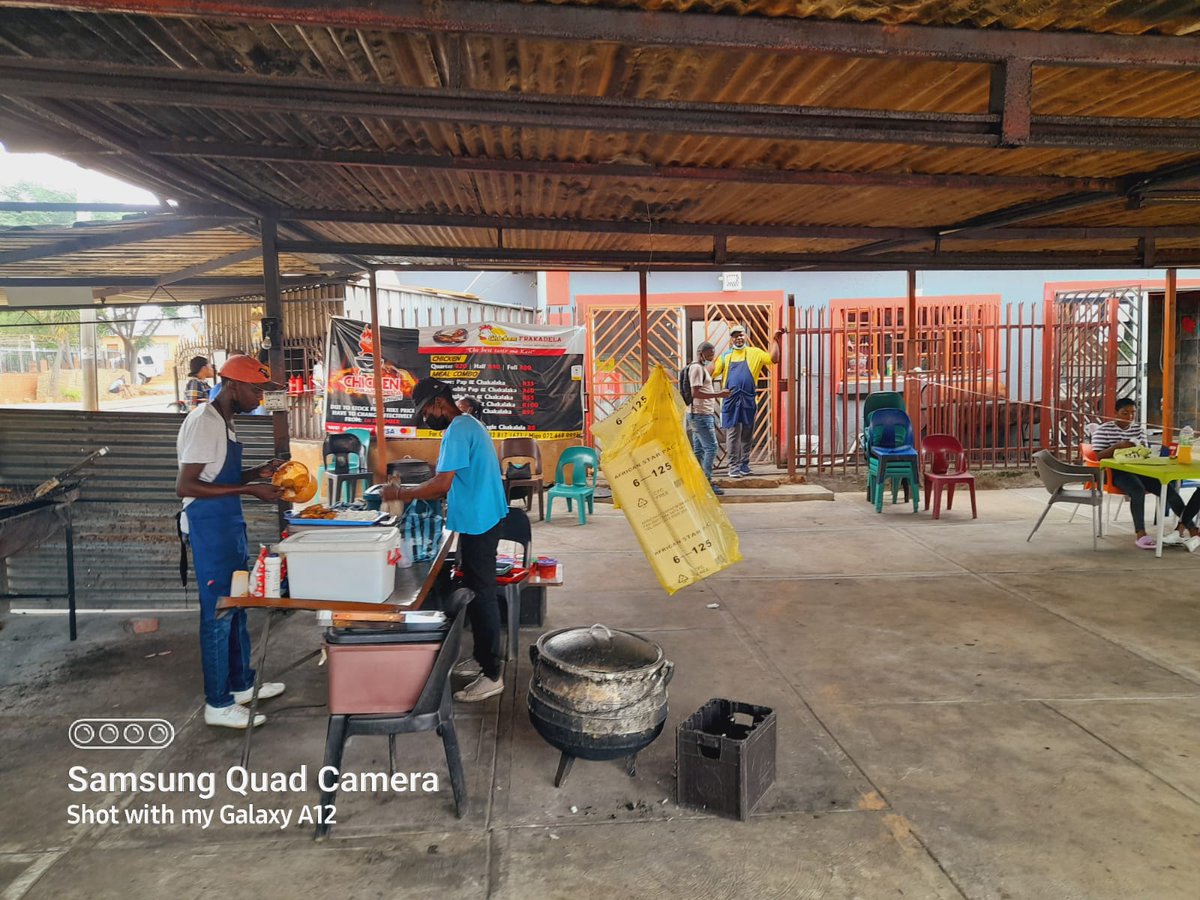 mfiki_s's tweet photo. This is where I purchase my food. One thing I like about this place is that they are very hygienic, for someone like me who is not much of a cooker this is the best place. Their prices are very reasonable and can accommodate students.
#chickenfakadela 
#tutJOURN2022
@#soshanguve https://t.co/PIr7DK0go4