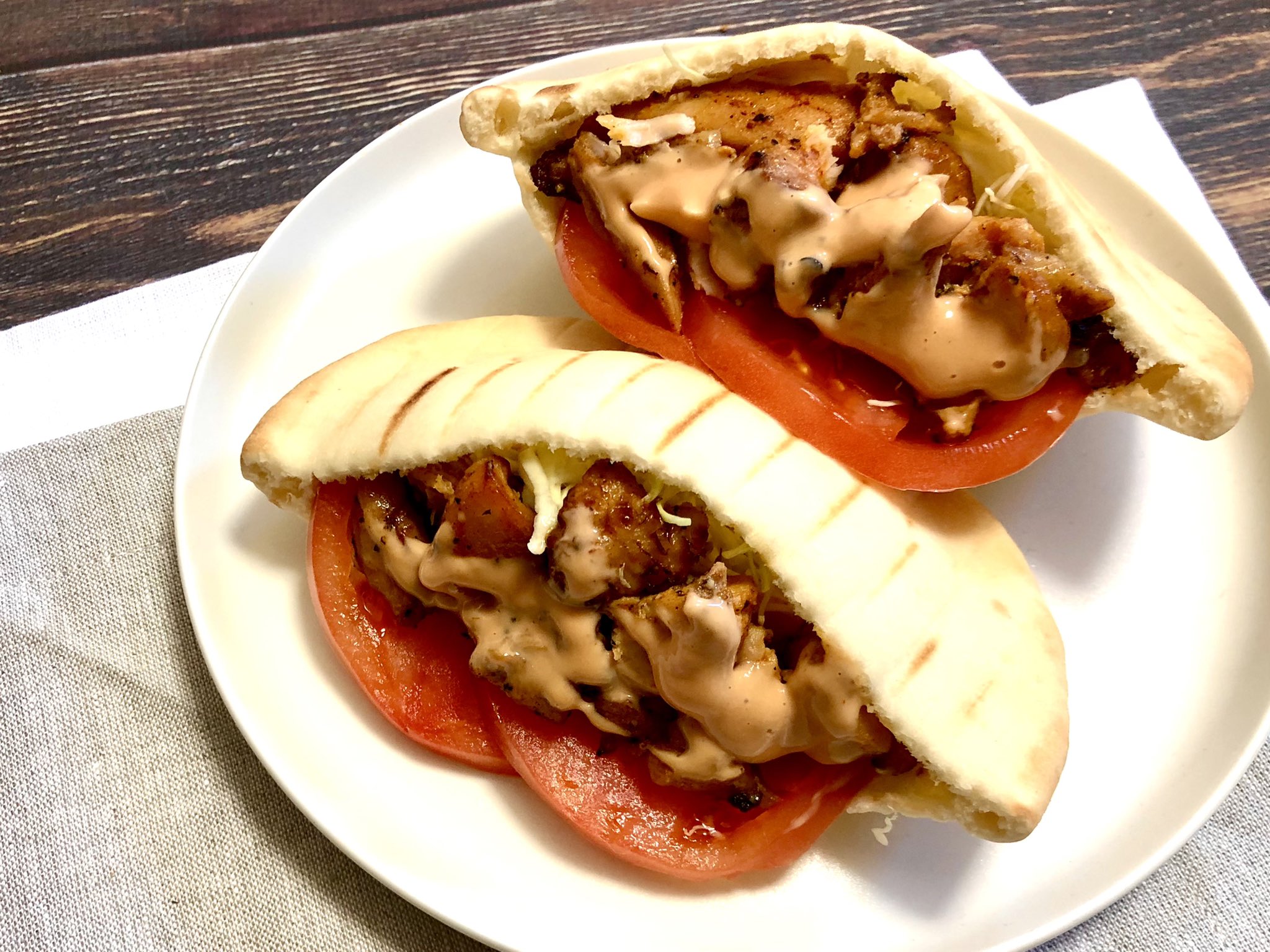 りえ 管理栄養士のカンタン低脂質レシピ ダイエット中も2つ食べられるケバブサンド キユーピーライト小2 ケチャップ小1 豆乳小1でソースを作る デルソーレ ピタパン 1枚 セブンアイ チキンケバブ を温める ピタパンにやさいとチキンを挟んでソース