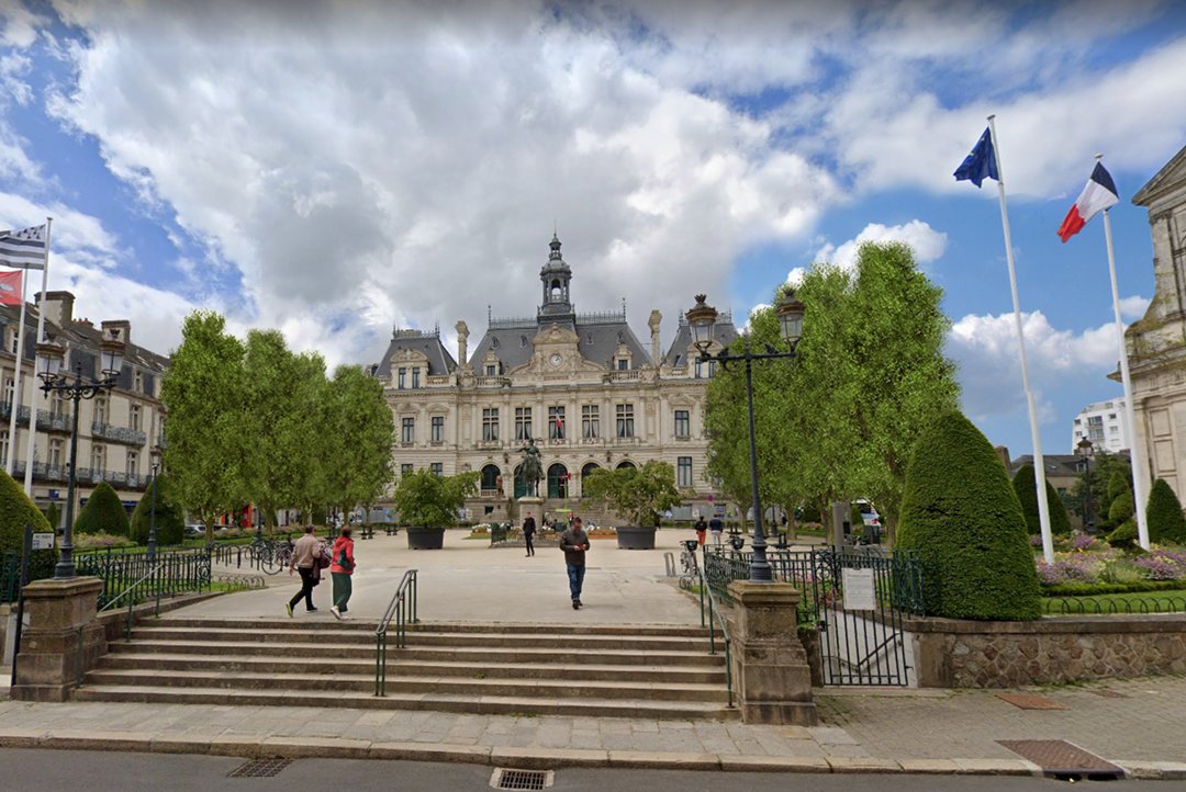 🌳Place Maurice Marchais | Renouvellement de 11 arbres devant l’Hôtel de Ville : 
Suite à une évaluation par un expert arboricole indépendant, il a été diagnostiqué que 11 arbres nécessitaient d’être renouvelés 👉 swll.to/0bY7m
Photos : Aujourd'hui et après les travaux