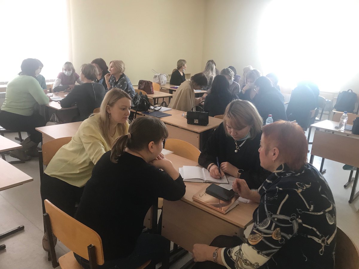 tasorc1's tweet photo. Продолжается обучение кураторов школьных служб примирения ОО Поволжского округа. В рамках сотрудничества с ГБУ ДПО "Региональный социопсихологический центр" на каникулярной неделе для педагогов на базе Ресурсного центра прошли курсы повышения квалификации. https://t.co/dLF7KbEOFC