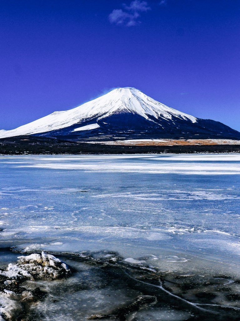 氷の湖と富士山🗻 良い週末をお過ごしください✨🍀