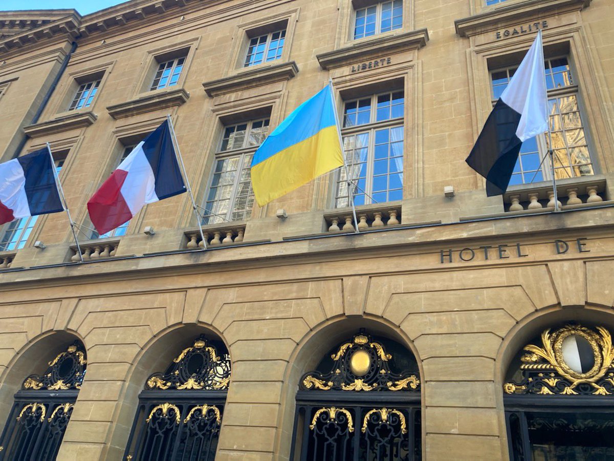 #Metz solidaire de la #Ukraine

J’appelle à manifester samedi 26 février à 10h place d’Armes, avec l’association Echanges Lorraine Ukraine. 

Le drapeau ukrainien flotte sur le fronton de l’Hôtel de Ville et les couleurs jaune et bleu seront projetées sur la façade.
