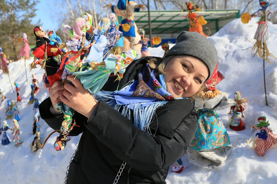 московский каток на вднх. новогодние гуляния. каток у театра оперы и балета новосибирск. новогодние каникулы. весенний праздник.