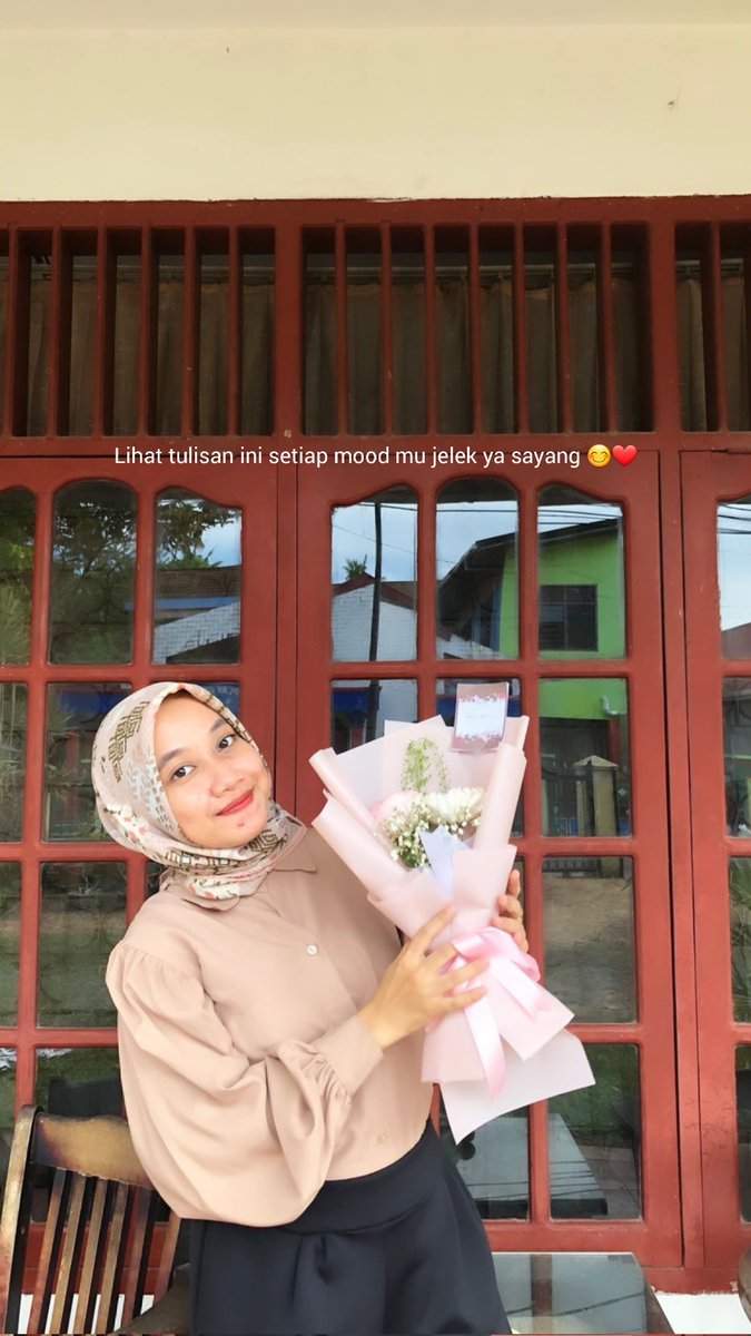 Hey cantik.. 
Darimu ku belajar sabar.. sabar menghadapi moodmu yg sering berantakan.. Darimu ku belajar menurunkan egoku.. sadar aku tak ingin kehilanganmu.. Darimu ku belajar rindu, ternyata merindukanmu butuh tenaga yg amat besar.. Kamu segalaku sayang.. Tempat berlabuhku ❤