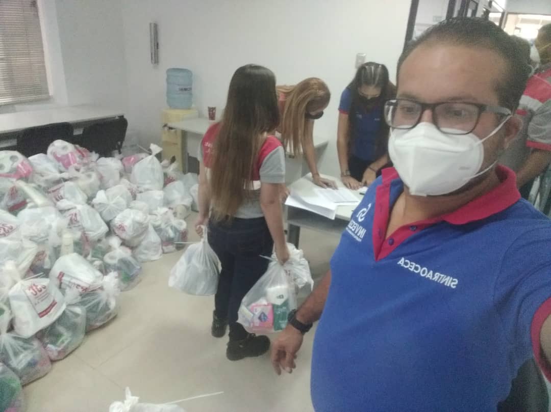 Funtbcac_Cem's tweet photo. #24Febrero Se Realizó entrega de 𝗖𝗢𝗠𝗕𝗢𝗦 𝗗𝗘 𝗛𝗜𝗚𝗜𝗘𝗡𝗘 a Trabajadores de @ICementera en fiel cumplimiento de los acuerdos Homologados con @Funtbcac_Cem y @MinTrabajoVE 
@NicolasMaduro
@IndustriasVE 
#ProducirEsVencer 
#GestionEmpresarialSocialista 
#SeguimosVenciendo https://t.co/L8aE7JcFpd