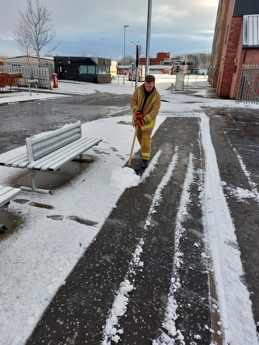 scotfire_glasgo's tweet photo. Thanks to all CoG CC who participated and passed the ICL 1 course 🚒 👍 great effort during a challenging course and conditions ❄️ big thanks to the NTC and LSO @DavieMurdoch for the visit.
#keepingcommunitiessafe https://t.co/rHxWOT1o62