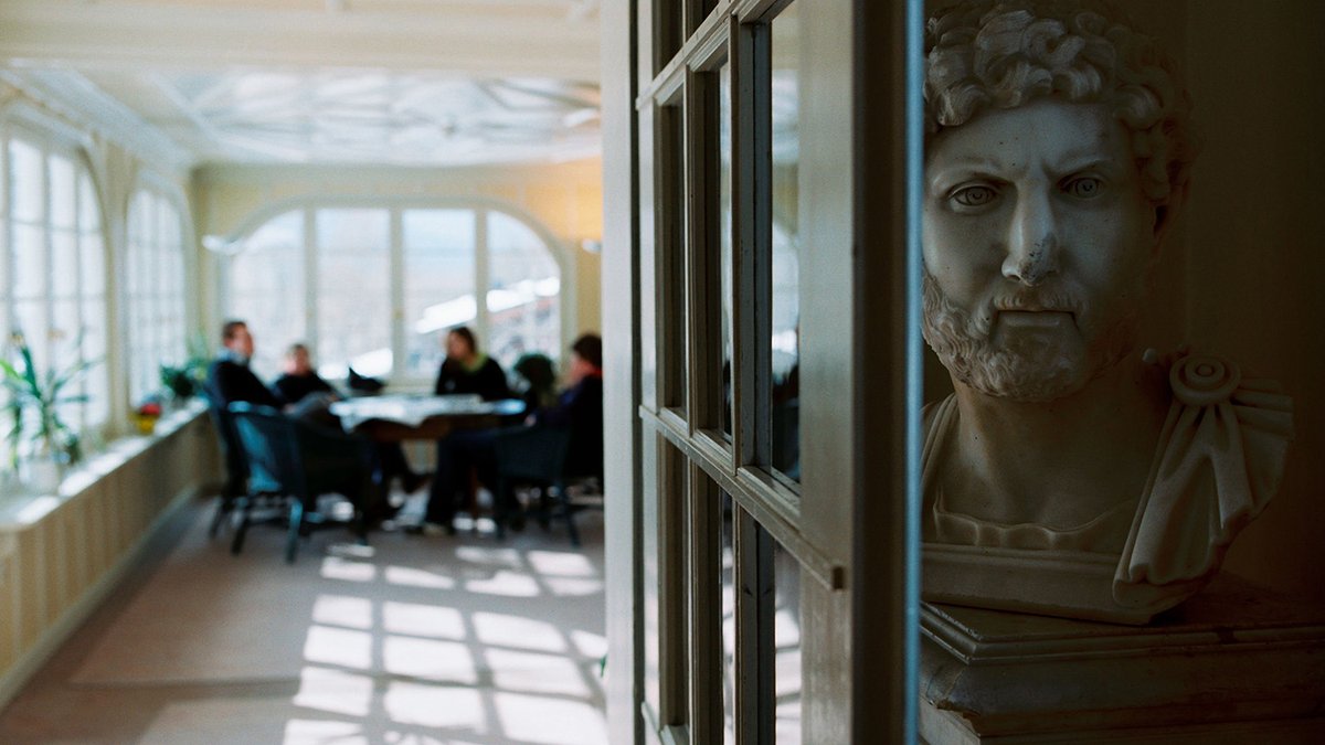 Het is steeds meer ieder voor zich in Nederland, ziet Roxane van Iperen. Bemiddelde mensen doen beroep op dure, private diensten en mensen zonder middelen verdrinken in een lek systeem. 'Ooit was het uitgangspunt dat niemand onder de nullijn kon zakken.' vn.nl/nederland-iede…