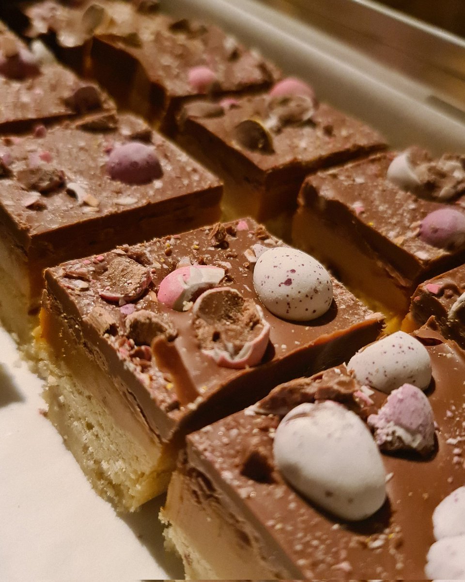 EmmaMarieW91's tweet photo. Mini Egg Millionaire Shortbread.
#Baking #Easter #MiniEggs #MillionaireShortbread #HalfTermBaking #Homemade https://t.co/SF7ZCcfHY8