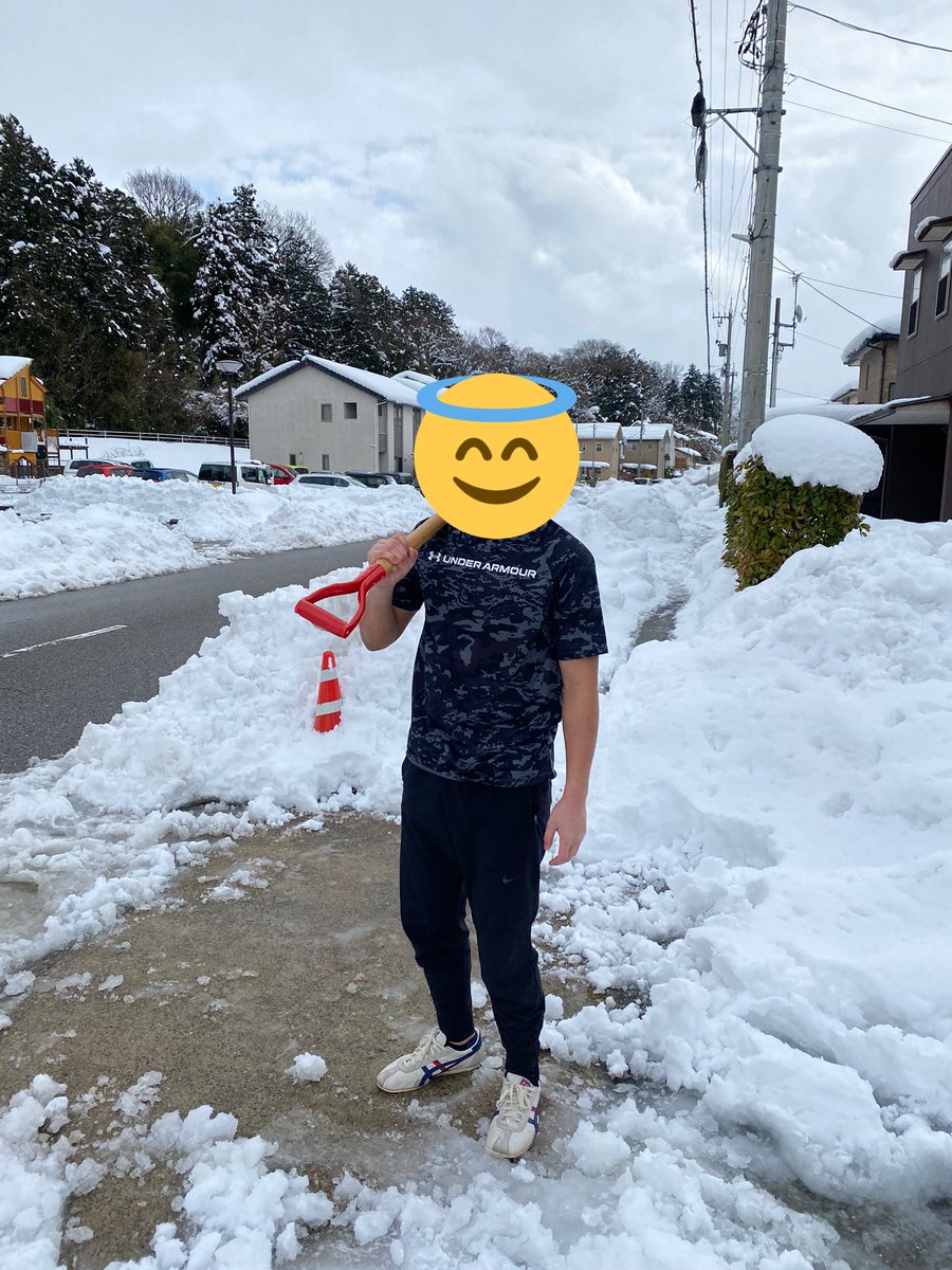 kurfc_out's tweet photo. 雪かきのお手伝い。いい筋トレになりました！ https://t.co/gZQqfMhns8