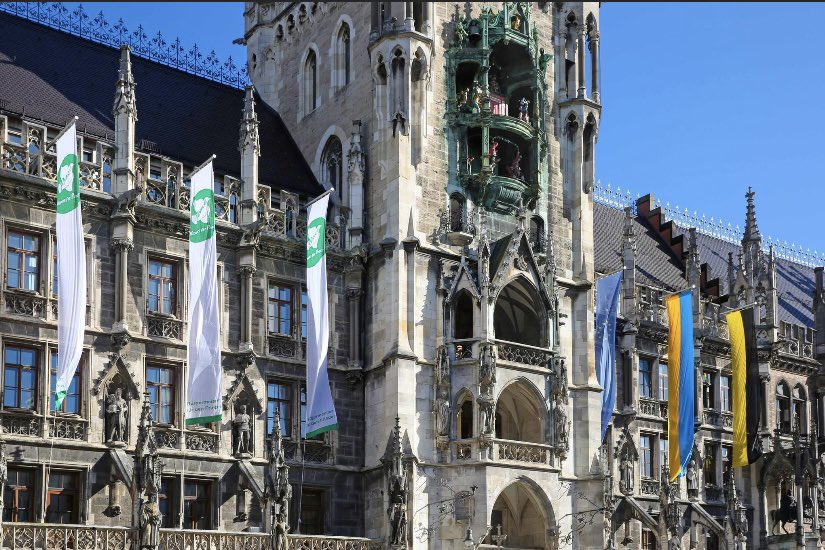 Zeichen der Solidarität mit der Ukraine und Münchens Partnerstadt Kiew: das Rathaus mit 🇺🇦beflaggt und beleuchtet. Spenden für Geflüchtete: Stadtsparkasse München hat die Kontonummer 203 000 (IBAN DE86 7015 0000 0000 2030 00), der Verwendungszweck lautet „Solidarität Ukraine“