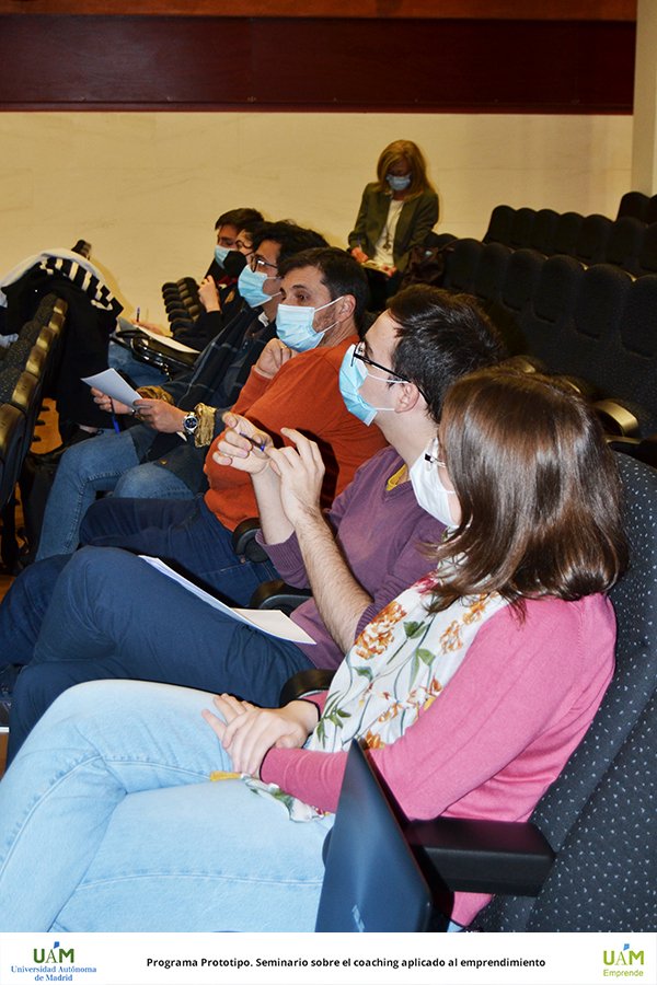 UAM_emprende's tweet photo. ℹ María Escat,Doctora en Ciencias #Económicas y #Empresariales de @UAM_Madrid experta en #coaching y #liderazgo,impartió un #seminario a los alumnos del programa "Prototipo"🚀 sobre #coaching  🗣️y herramientas para manejar sus emociones y miedos en el desarrollo de sus proyectos https://t.co/BmXUTB1WwA