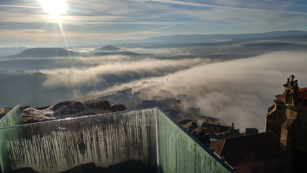 Las frías mañanas dan paso a días soleados en los que disfrutar de #SVSonsierra. Desde el mirador de la Torre Mayor del Castillo el paisaje siempre es un espectáculo.  🌈 Infórmate de la ruta autoguiada al recinto amurallado en  🖥️  svsonsierra.es con <a href="/lariojaturismo/">La Rioja Turismo</a>