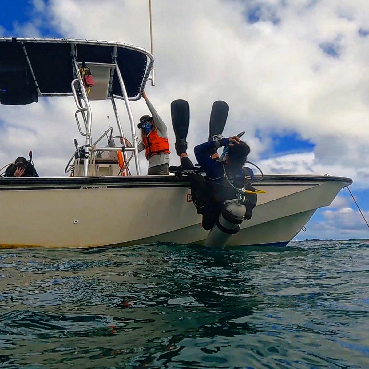 its_scuba_shan's tweet photo. @NU_ThreeSeas students showing us how it’s done 

When they invented backrolls they were just asking how can we make the first step in diving so nerve wracking that the rest feels like a breeze

#aaus #cosconnects #nuexperience #3Cs41 https://t.co/RV7o0fU1eP