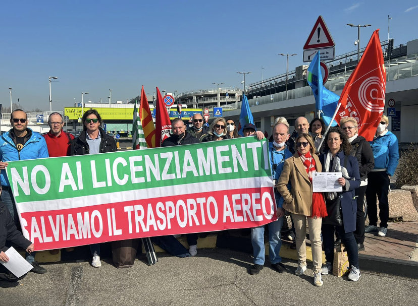 UILT_TRASPAEREO's tweet photo. Roma FCO e Milano LIN lavoratori e lavoratrici  #AIRFRANCEKLM nel nostro paese in presidio per dire NO AI LICENZIAMENTI  e SI ALLA CIGS! ⁦@Uiltrasporti_N⁩ ⁦@UILofficial⁩ ⁦@AirFranceIT⁩ ⁦@KLM_ITA⁩ ⁦@PpBombardieri⁩ ⁦@MinLavoro⁩ ⁦@FiltCgil⁩ https://t.co/Nk8IhgBfcj