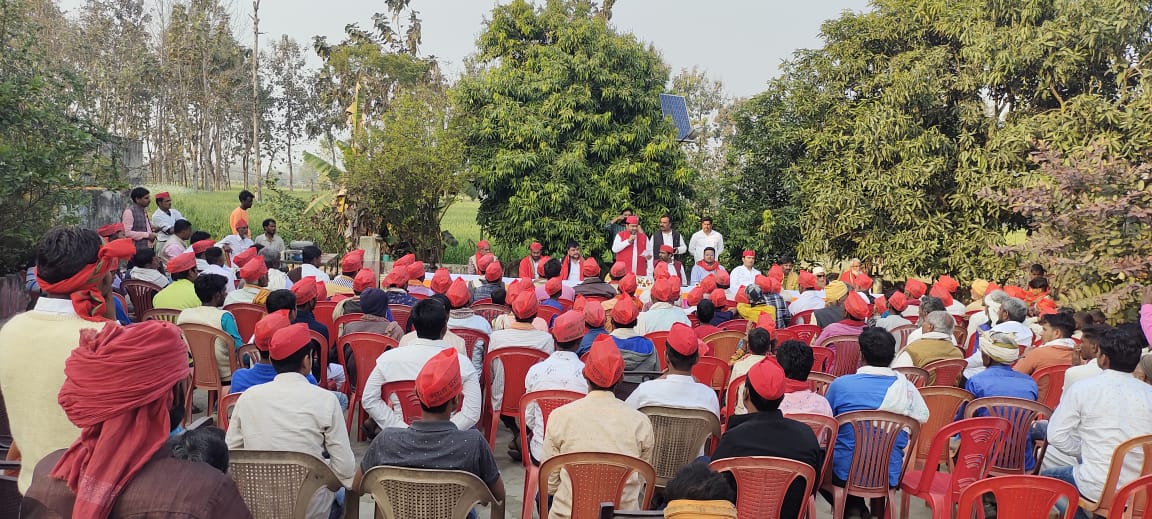 आज अपने ग्राम सभा में इटवा के प्रत्याशी आदरणीय श्री माता प्रसाद पांडेय जी के जनसमर्थन में आदरणीय राष्ट्रीय अध्यक्ष जी के साथ....
जनता का ये जनादेश
आ रहे श्री अखिलेश
<a href="/yadavakhilesh/">Akhilesh Yadav</a> @samajwadipradip