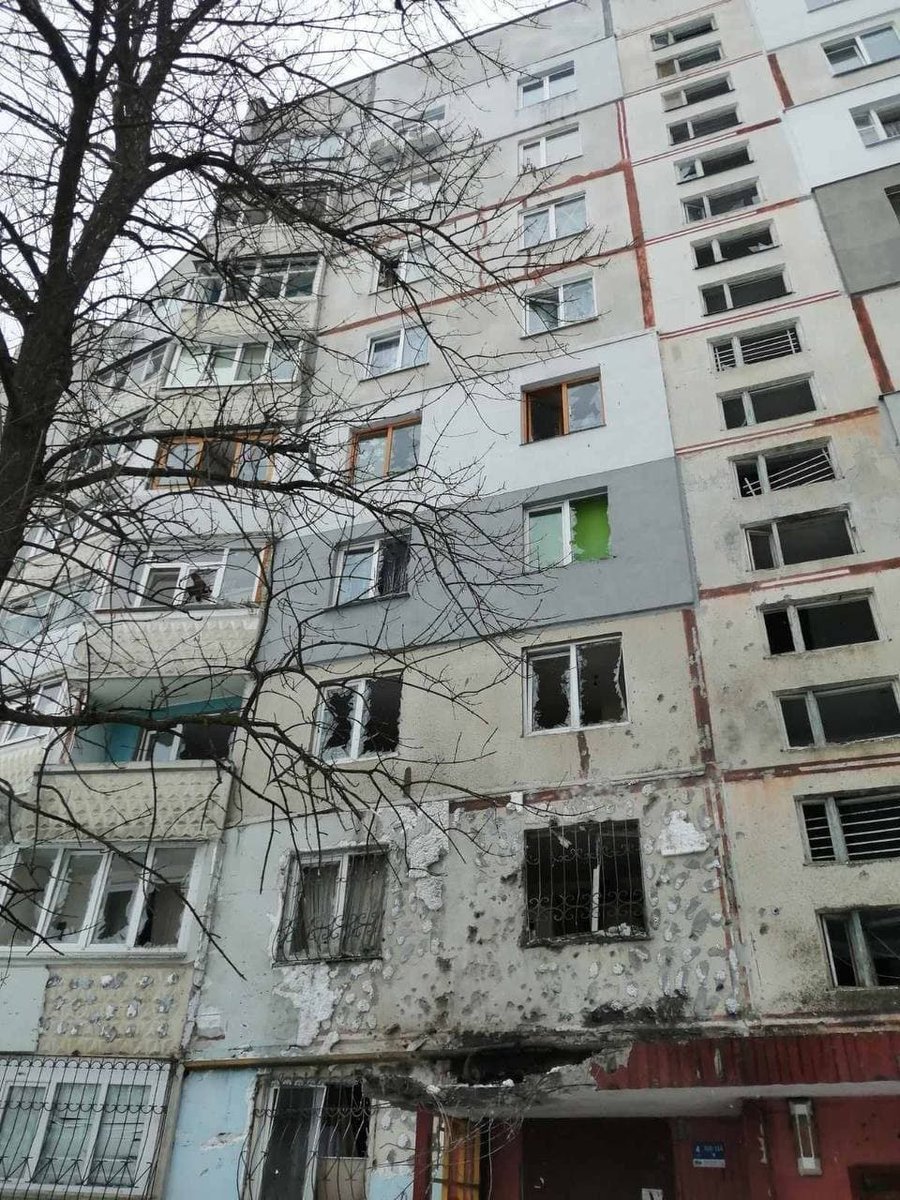 SeroKuzen's tweet photo. 🚨In #Kharkiv, the invaders fired rockets at a residential building

#NEWS #TRUE_NEWS #War #Ukraine_war #Ukraine https://t.co/HLI4qDW28e