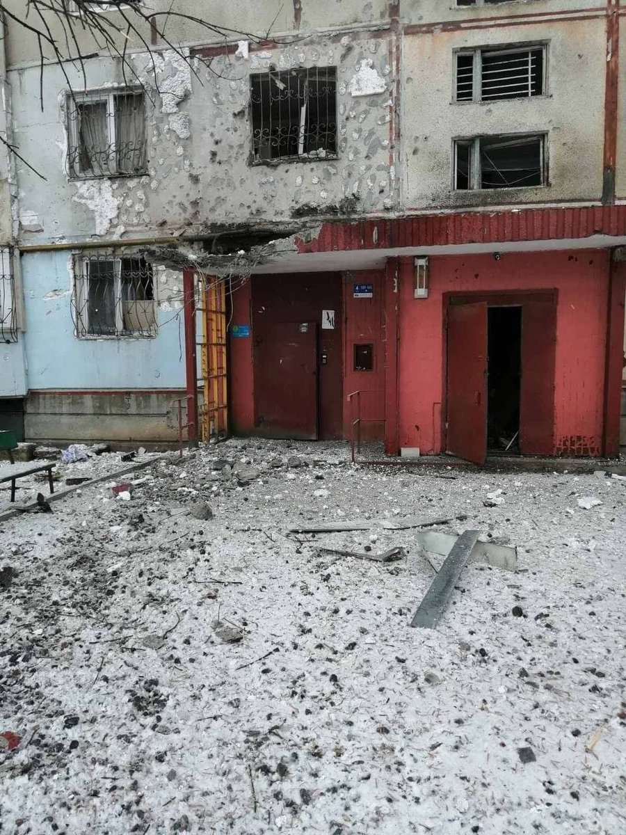 SeroKuzen's tweet photo. 🚨In #Kharkiv, the invaders fired rockets at a residential building

#NEWS #TRUE_NEWS #War #Ukraine_war #Ukraine https://t.co/HLI4qDW28e