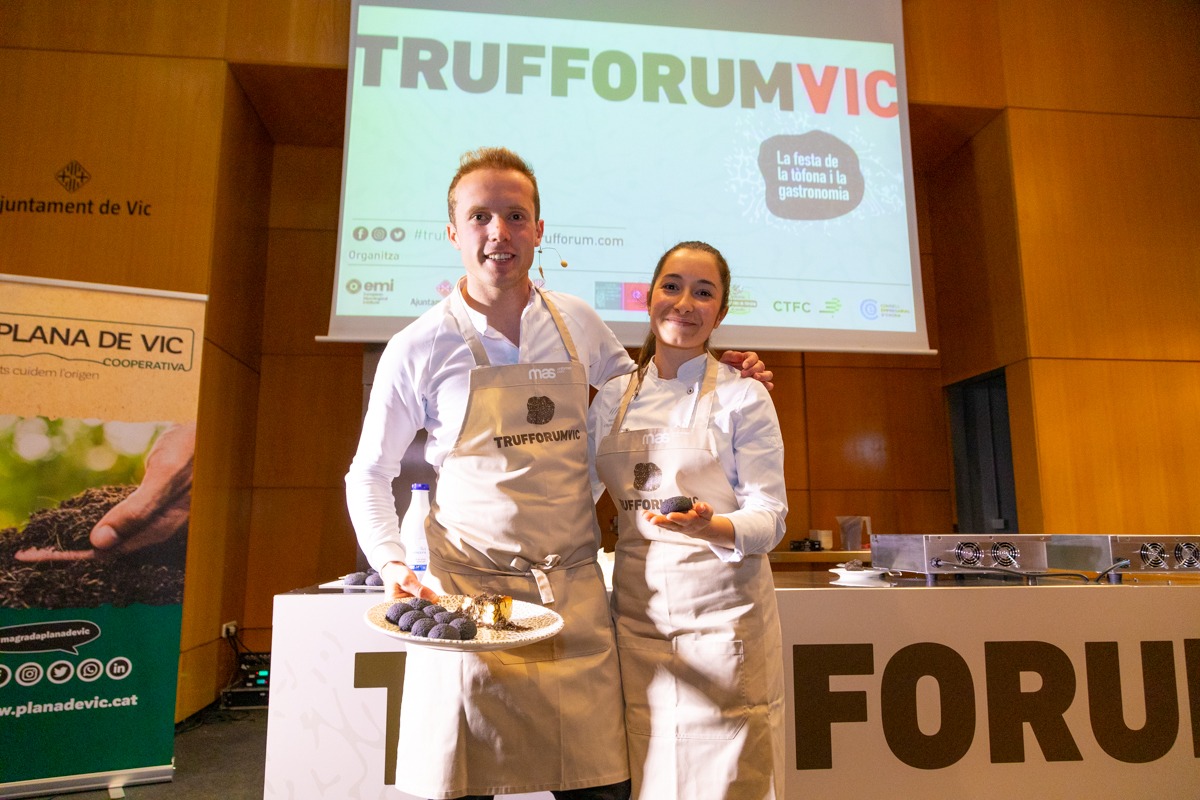 👩‍🎓🧑‍🎓200 estudiants d'escoles d'hostaleria de Catalunya han participat aquest matí a l'Acadèmia de la Tòfona! Una apassionant jornada de formació amb reconeguts professionals com Quico Arumí, Pere Muxí, Lluc Crusellas o Dídac Espasa. Moltes gràcies <a href="/coplanadevic/">Plana de Vic</a> pel suport!