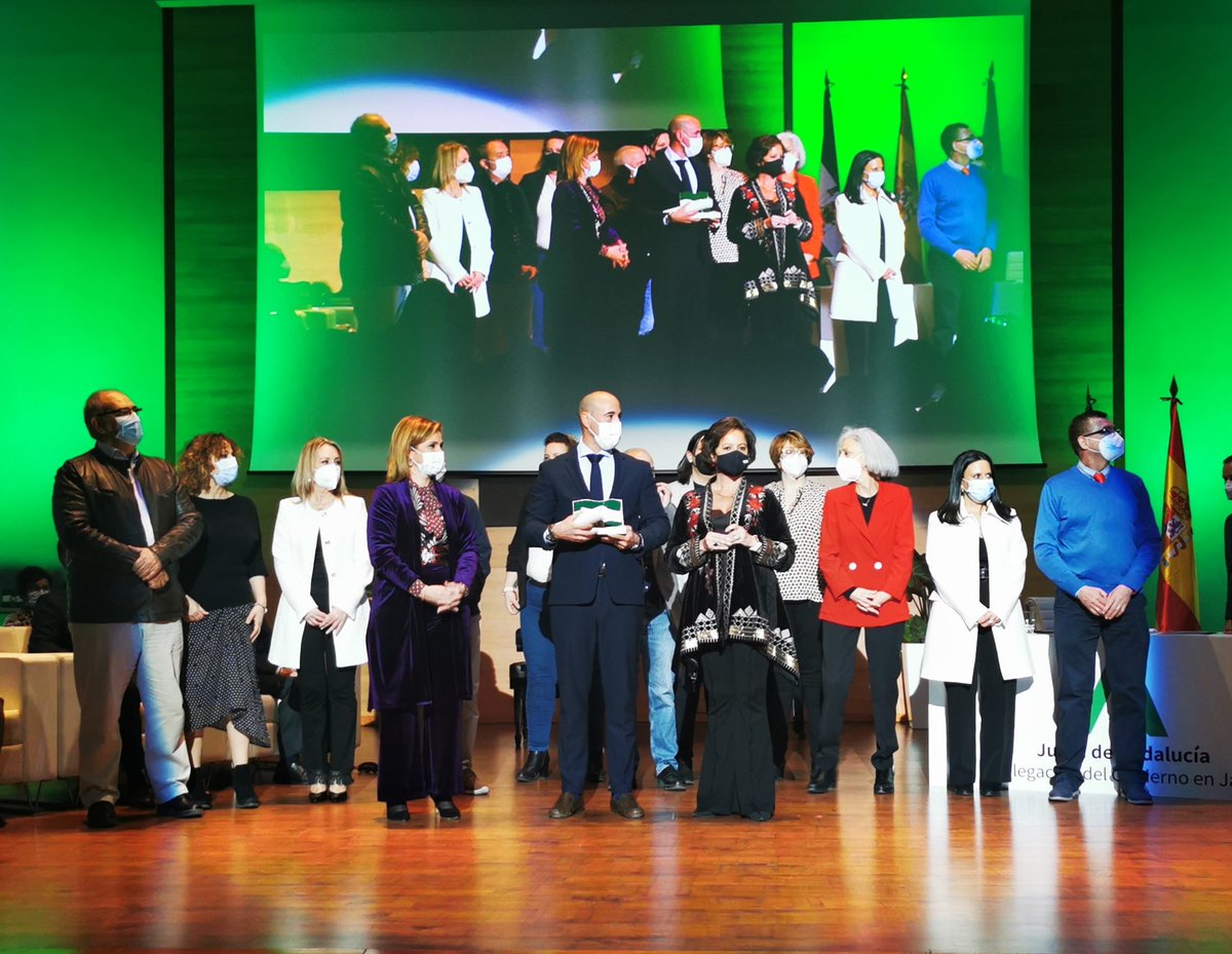 Hoy estamos de ENHORABUENA, "Bandera de Andalucía a la Investigación, la ciencia y la salud" al EQUIPO HUMANO DE VACUNACIÓN COVID
<a href="/ags_nortedejaen/">AGS Norte de Jaén</a> nuestro reconocimiento a los sanitarios de nuestro área 
<a href="/saludand/">Consejería de Salud y Consumo</a>
<a href="/Saludand_Jaen/">Delegación Territorial de Salud y Consumo en Jaén</a>
