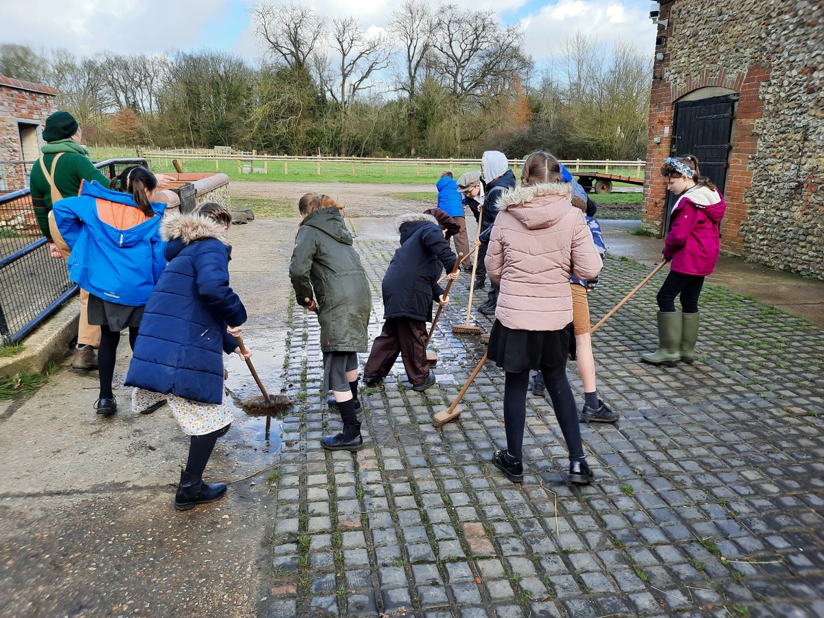 AlburghCE's tweet photo. On Monday #Oaksclass were transported back in time to #Worldwar2 and had a fantastic day @GressenhallFW learning all about it https://t.co/WGxUqKSMD3