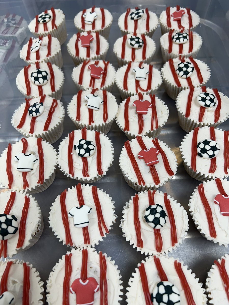 kidzkitchenltd's tweet photo. Have a great day @LincolnCity_FC @SbSPrimary we @kidzkitchenltd  will also be cheering the Imps on. Fingers crossed for a win. Our Imps themed cakes that we made for todays dessert 🔴⚪️🔴⚪️ https://t.co/I9eWm9Wlv0