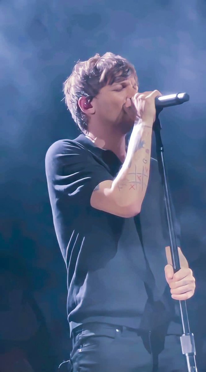 showyoumeheart's tweet photo. I vote #Louies for #BestFanArmy at the #iHeartAwards https://t.co/0zeLsOJ2sQ