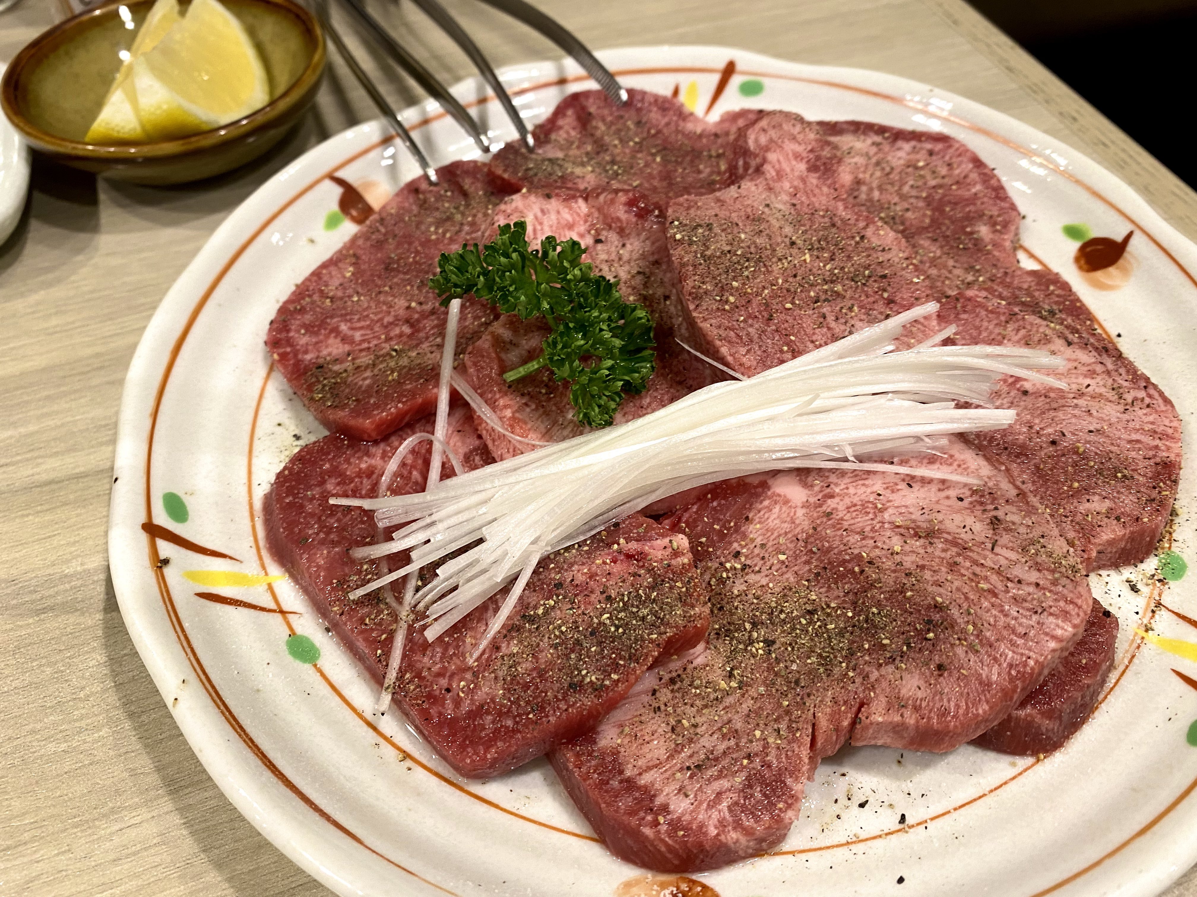 まつじ 都内でお手軽に間違いなく美味しい牛タンを食べたい となったときは とりあえず秋葉原の たん清 に行く 分厚くてブリブリの上タン塩焼き 無限に食べられるネギ塩タン焼き 酒が止まらなくなる味噌タン焼き ロースもハラミも肉は全部