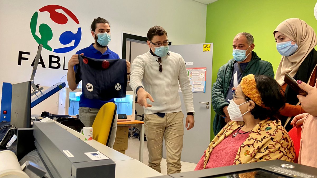 Fundacion_UVa's tweet photo. Profesores y técnicos de #universidades de #Argelia participantes en el proyecto Papers, liderado por la @jcyl, han visitado esta mañana el #FablabUVa.
El grupo ha podido comprobar de primera mano el funcionamiento y posibilidades que ofrece este moderno espacio de #cocreación. https://t.co/WdBap5CFPZ
