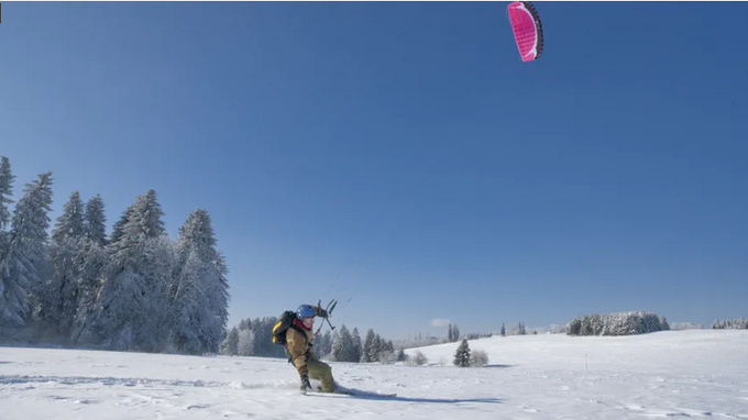 STMediaCH's tweet photo. Zum Entdecken! #Snowkiten in den Freibergen!
Die Kraft des Windes als Antrieb nutzen, die Skis als Gleitfläche!
Mit dem Snowkite "fliegt" man laut- und mühelos über die stillen weissen Juraweiden! Anfängerkurse!
@Jura3Lacs @CantonduJura
https://t.co/vGAq0yUwPx https://t.co/MIm6XLtzrp