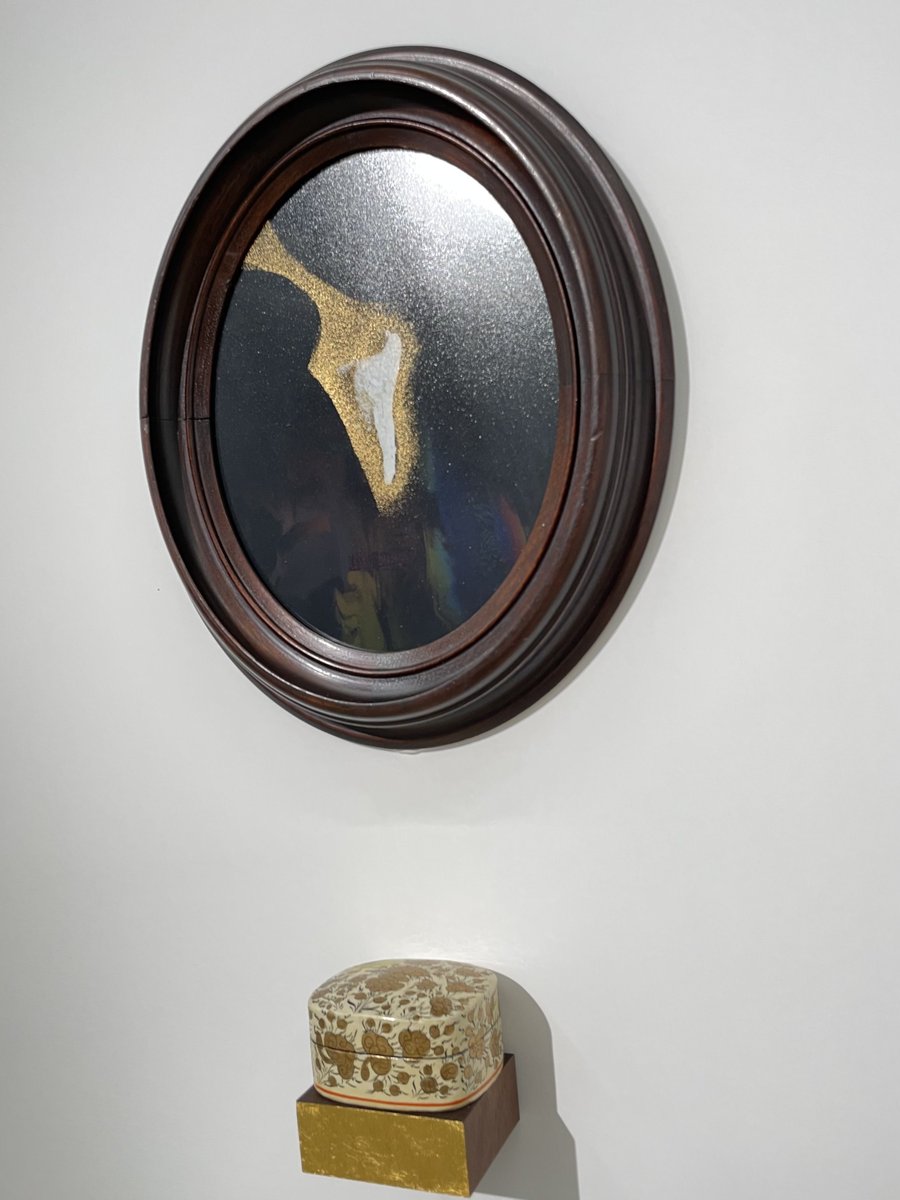 apakaba's tweet image. ポーラミュージアムアネックス展、若手3人展だったがその中の松田壯統という人が良かった。解説文に惹かれた。「死にゆく母」とあると自分の母もまだ健在なのに（息子を遺し）死にゆく身は自分にあてはめてしまう。まあ自分がちょっと死に近づいたので。街を歩くと、アートの掘り出し物はあるものだ。