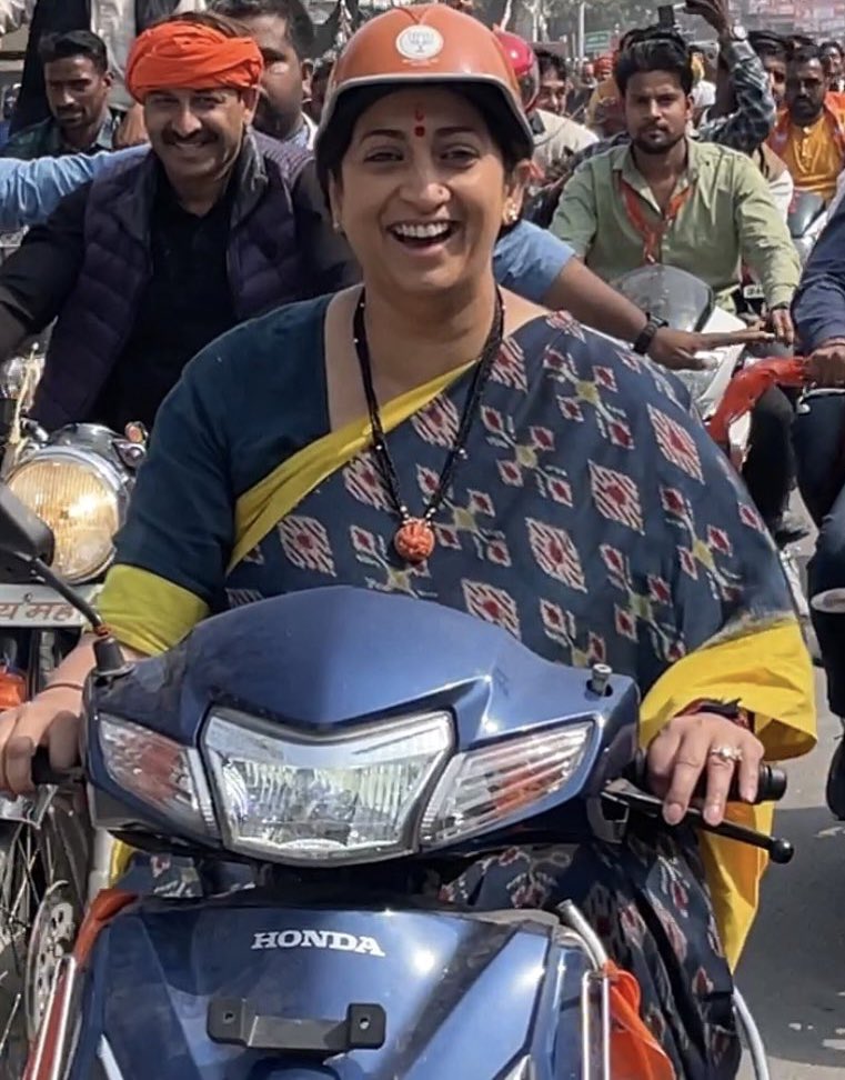 PKhandelwal_MP's tweet photo. हंसते गाते, कट जाए रस्ते- ज़िंदगी यूँ ही चलती रहे . चुनावी सड़कों पर प्रचार का बेहतरीन तरीक़ा। उत्तर प्रदेश चुनाव का दुर्लभ चित्र @smritiirani @BJP4UP @BJP4India https://t.co/zpAhvfXSz2